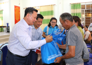 Tây Ninh: Gần 90 tỷ đồng chăm lo tết cho nhân dân