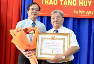 Trao huy hiệu 60 năm tuổi Đảng cho nguyên Chủ tịch UBND huyện Châu Thành