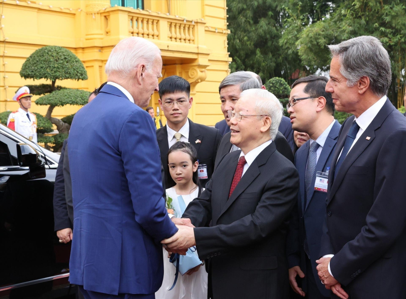 Về bài bình luận của một “ngáo sư” mất hết lý trí (tiếp theo)