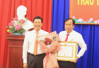 Trao tặng Huy hiệu Đảng cho Chủ tịch UBND huyện Gò Dầu
