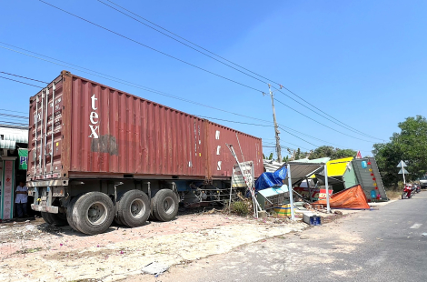 Lạc tay lái, container ủi nhà dân, 1 người bị thương nặng