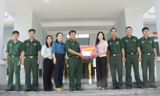 Đoàn ĐBQH tỉnh Tây Ninh thăm, tặng quà cán bộ, chiến sĩ biên phòng