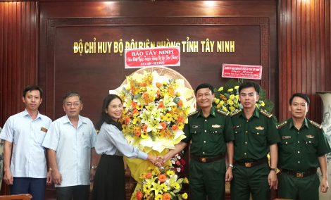 Báo Tây Ninh và các cơ quan, đơn vị thăm, chúc mừng Bộ Chỉ huy Bộ đội Biên phòng tỉnh