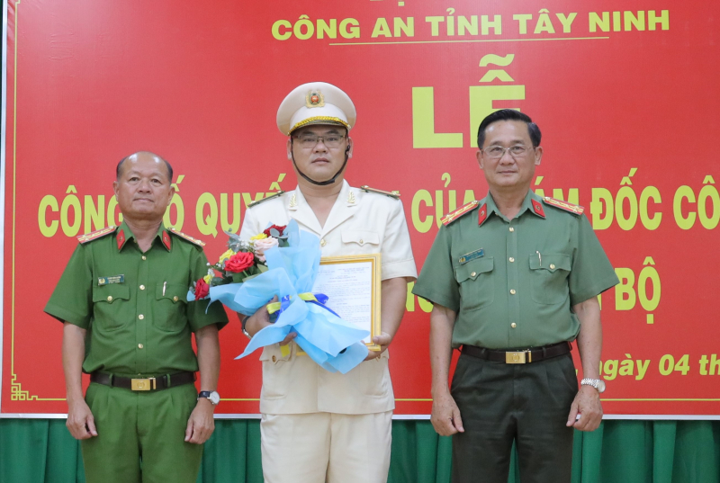 Công an Tây Ninh công bố và trao quyết định về công tác cán bộ