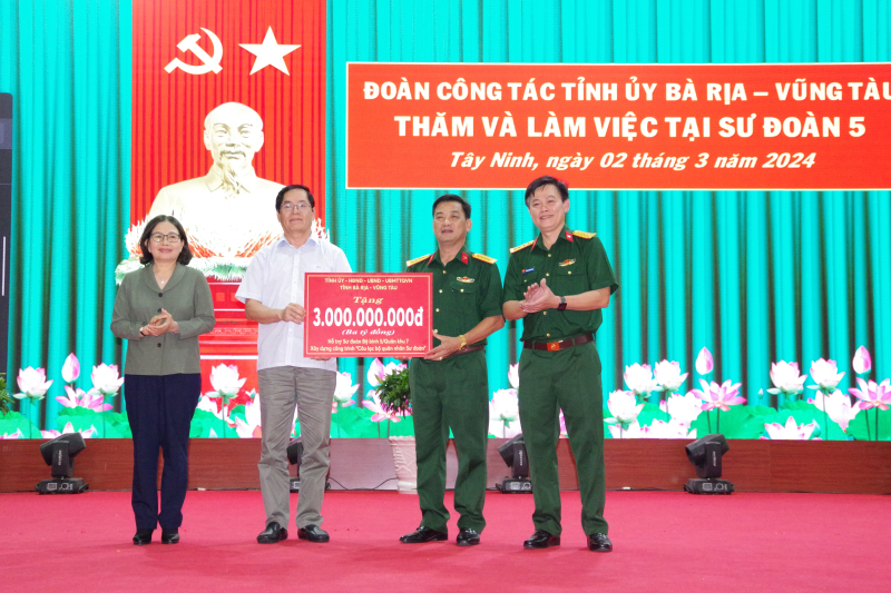 Lãnh đạo tỉnh Bà Rịa - Vũng Tàu thăm Sư đoàn 5