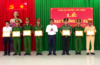 UBND huyện Tân Châu khen thưởng đột xuất cho Công an huyện
