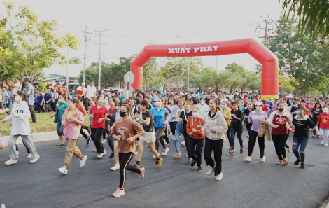 Gần 1.500 người tham gia chạy Olympic