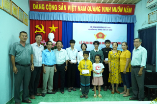 Hội đồng họ Dương Tây Ninh trao học bổng cho học sinh nghèo