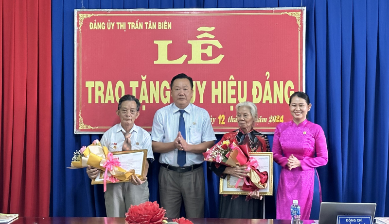 Trao Huy hiệu Đảng và mừng thọ đảng viên