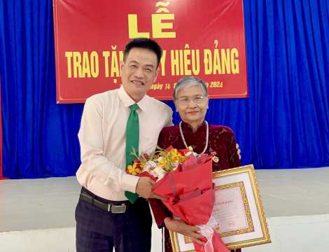 Tân Biên: Trao Huy hiệu 60 năm tuổi Đảng