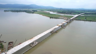 Hợp long cầu vượt sông hơn 1.300 tỷ đồng dài nhất cao tốc Bắc - Nam