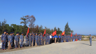 Tuổi trẻ Lữ đoàn 101 phối hợp Đoàn xã Cam Thành Bắc chung tay làm sạch bờ biển