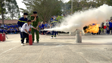 Hơn 800 học sinh Tân Biên tham gia thực hành chữa cháy và cứu nạn, cứu hộ