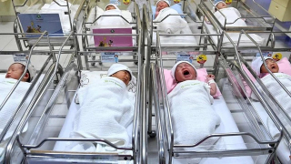 Tỷ lệ sinh tiếp tục giảm mạnh, tương lai nhân loại sẽ ra sao?