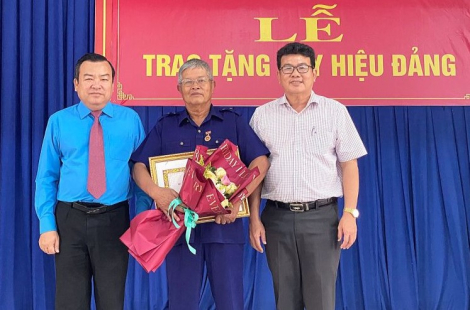 Phó Bí thư Thường trực Tỉnh uỷ trao Huy hiệu Đảng cho đảng viên tại Trảng Bàng