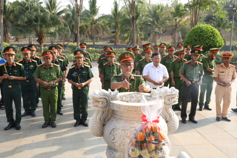 Công an tỉnh Tây Ninh dâng hương tưởng niệm các anh hùng, liệt sĩ