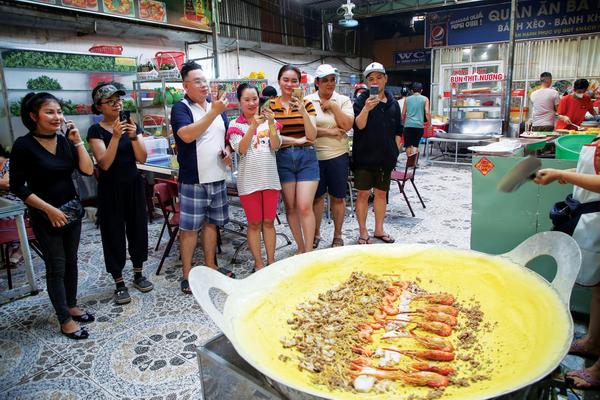 Độc lạ bánh xèo “siêu to khổng lồ”