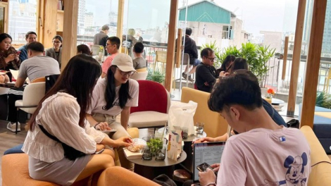 Lý do người Việt thích đi cafe, hay ăn ngoài