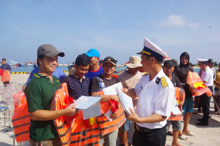 Đảo Trường Sa: Tuyên truyền, phổ biến pháp luật khai thác thuỷ sản cho ngư dân