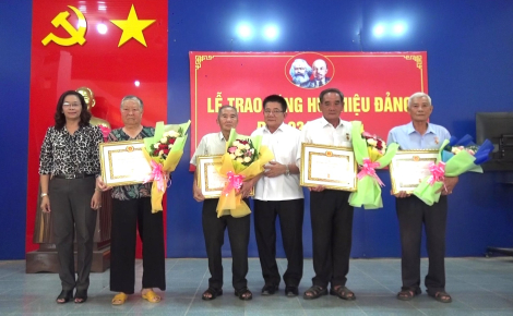Thị uỷ Trảng Bàng trao Huy hiệu Đảng cho đảng viên phường An Tịnh