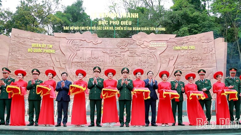 Khánh thành Bức phù điêu “Bác Hồ nói chuyện với cán bộ, chiến sĩ Đại đoàn quân Tiên Phong”