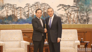 Phó Thủ tướng Chính phủ Trần Lưu Quang hội kiến với Ủy viên Bộ Chính trị, Chủ nhiệm Văn phòng Ủy ban công tác Đối ngoại Trung ương, Bộ trưởng Ngoại giao Trung Quốc Vương Nghị