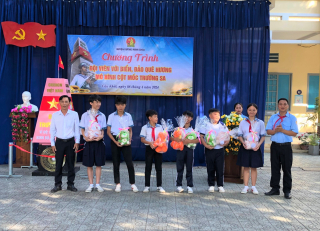 Hội đồng Đội huyện Dương Minh Châu: Trao tặng mô hình “Cột mốc Trường Sa” cho các liên đội