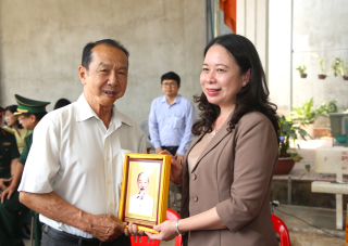 Quyền Chủ tịch nước Võ Thị Ánh Xuân thăm, tặng quà gia đình chính sách tại huyện Tân Biên