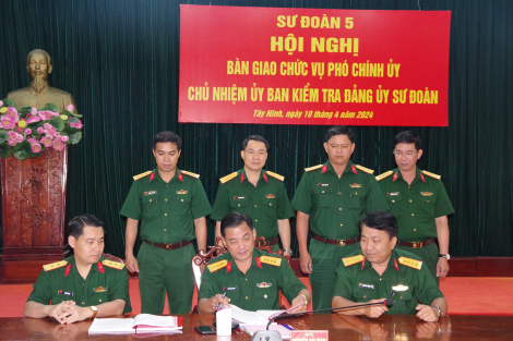 Bàn giao chức vụ Phó Chính uỷ Sư đoàn 5