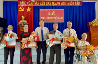 Trao Huy hiệu Đảng cho 5 đảng viên  thuộc Đảng uỷ thị trấn Tân Biên