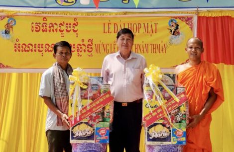 Lãnh đạo tỉnh và huyện Châu Thành thăm, chúc tết cổ truyền Chol Chnam Thmay