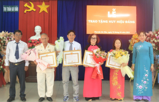 Đảng bộ thị trấn Gò Dầu: Trao tặng Huy hiệu 50, 40 và 30 năm tuổi Đảng
