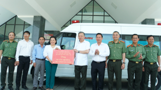 Bộ trưởng Bộ Công an tặng xe cứu thương cho tỉnh Tây Ninh
