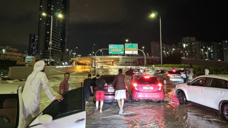 Dubai hứng chịu trận mưa lớn nhất 75 năm, toàn bộ cơ quan chính phủ phải đóng cửa
