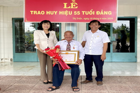 Nguyên Chủ tịch UBND huyện Tân Biên Nguyễn Văn Chắc nhận Huy hiệu 55 năm tuổi Đảng