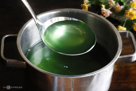 Nước luộc rau muống màu xanh sẫm có nên ăn?