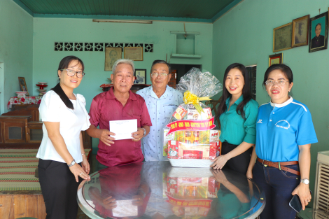 Đoàn ĐBQH đơn vị tỉnh Tây Ninh: Thăm, tặng quà gia đình chính sách tại Gò Dầu