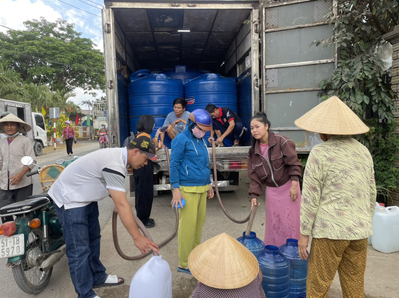 Mang yêu thương đến vùng hạn mặn