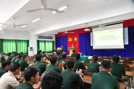 Biên phòng Tây Ninh: Khai giảng 2 lớp ngoại ngữ tiếng Anh và tiếng Khmer cho cán bộ cơ sở