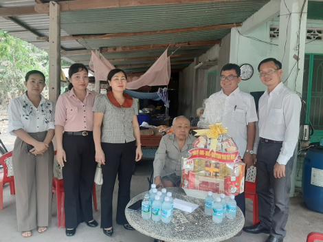 Trưởng Ban Dân vận Tỉnh uỷ: Thăm, tặng quà gia đình chính sách tại huyện Bến Cầu