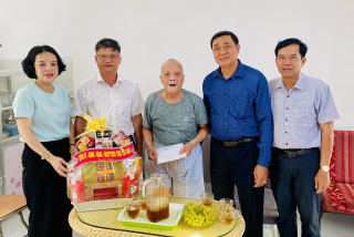 Bí thư Thành ủy Lê Minh Thế trao tặng huy hiệu 60 năm tuổi Đảng cho đảng viên lão thành