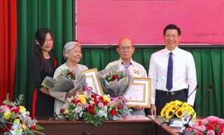 Phó Bí thư Tỉnh uỷ Nguyễn Mạnh Hùng trao huy hiệu Đảng cho đảng viên tại Hoà Thành
