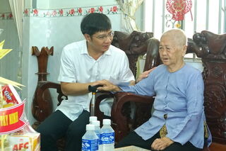 Bí thư Tỉnh uỷ, Chủ tịch HĐND tỉnh Nguyễn Thành Tâm thăm, tặng quà gia đình các thương binh, bệnh binh