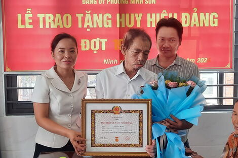 Thành ủy Tây Ninh trao huy hiệu 40 năm tuổi đảng cho đảng viên lão thành