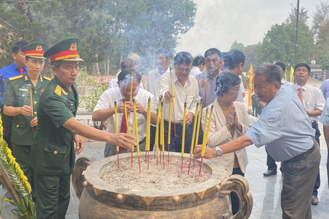 Trảng Bàng viếng nghĩa trang liệt sĩ nhân dịp kỷ niệm 49 năm ngày giải phóng miền Nam