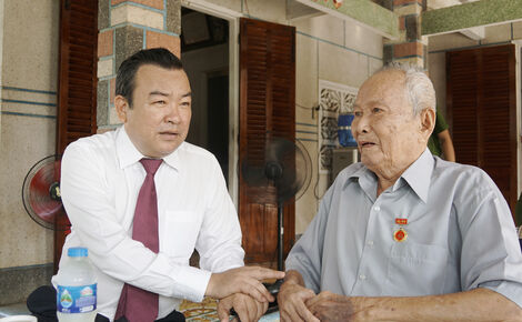 Phó Bí thư Thường trực Tỉnh uỷ: Trao Huy hiệu Đảng cho các đảng viên lão thành Trảng Bàng