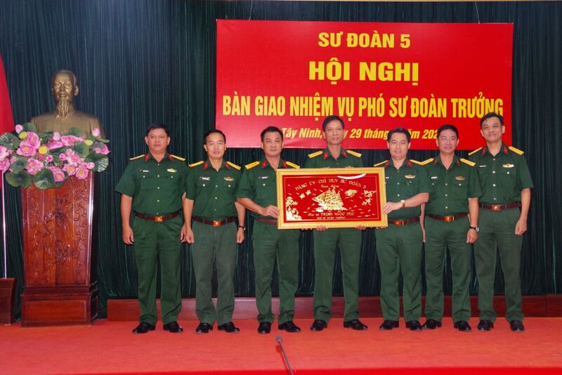 Sư đoàn 5: Bàn giao nhiệm vụ Phó Sư đoàn trưởng