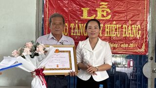 Thành uỷ Tây Ninh: Trao Huy hiệu 50, 40 năm tuổi Đảng cho đảng viên phường Hiệp Ninh