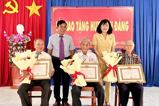 Phó Chủ tịch Thường trực HĐND tỉnh trao Huy hiệu Đảng cho đảng viên huyện Tân Biên