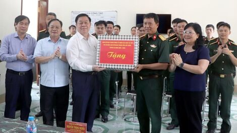Đồng chí Nguyễn Trọng Nghĩa thăm, tặng quà lực lượng phục vụ và tham gia diễu binh, diễu hành